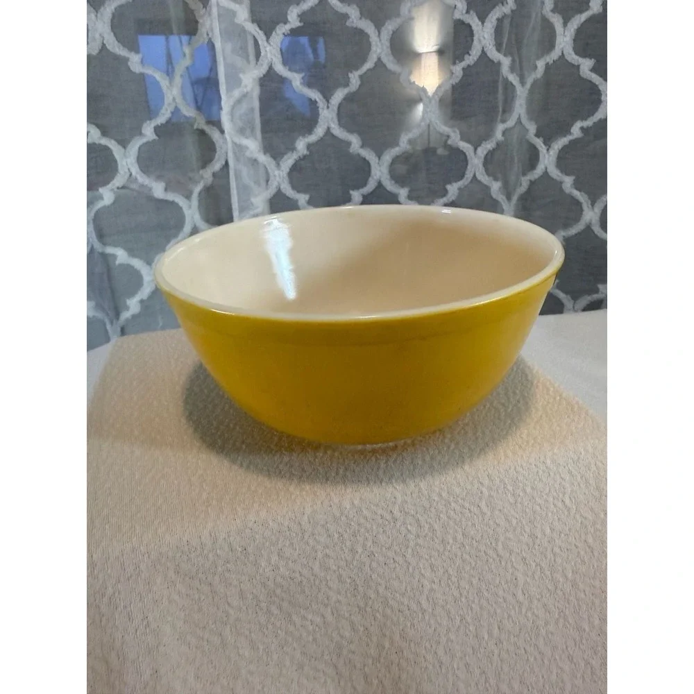 Vintage Pyrex Yellow Mixing Bowl Model 403 - 2 1/2 Qt.